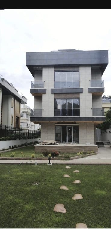 Bina girişi ve çim bahçe düzenlemesi