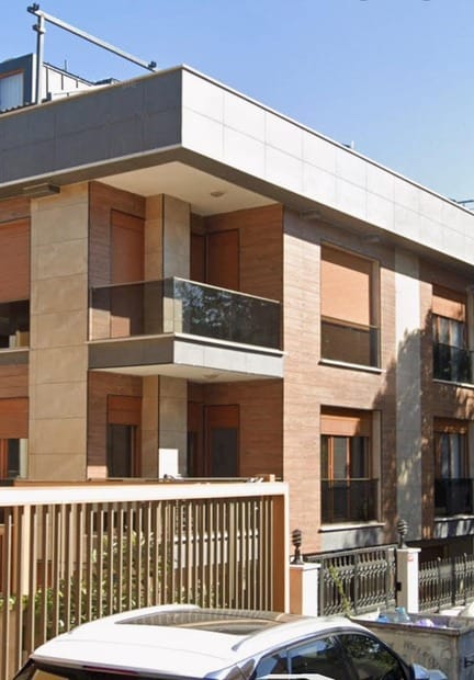 Kuru Florya projesinin doğal taş ve ahşap dokulu cephesi