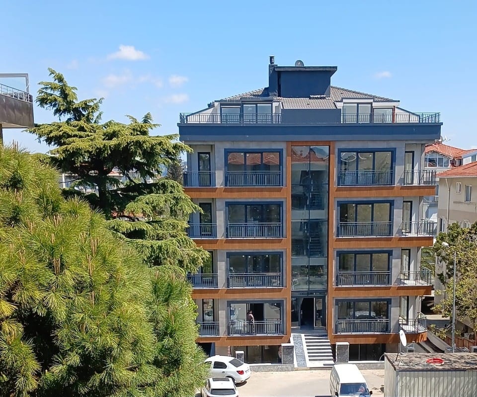 Yeşilyurt Süsen Sokak’taki Nur Apartmanı’nın ahşap dokulu cephesi ve balkonları